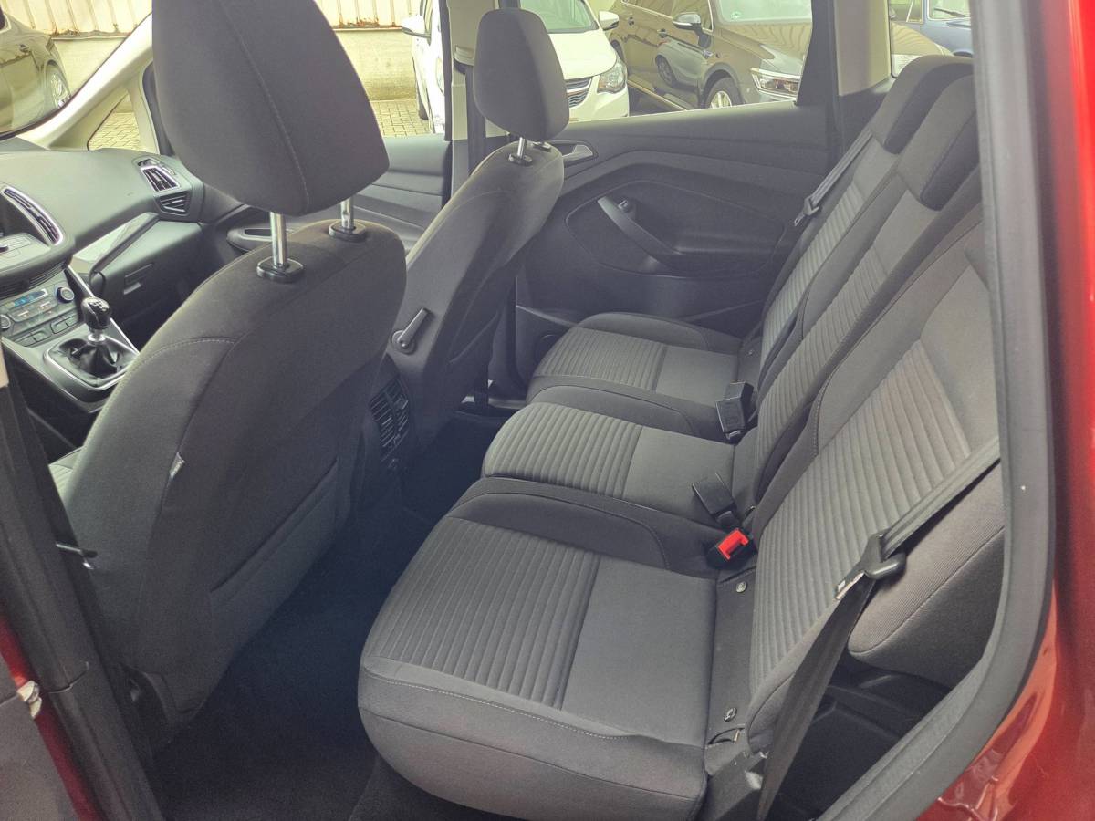 Ford C-MAX Ford C-Max 1.5 Titanium Trekhaak/ Parkeersensoren voor + achter/ Cruise control/ Stuur + stoelverwarming/ Rijklaarprijs!