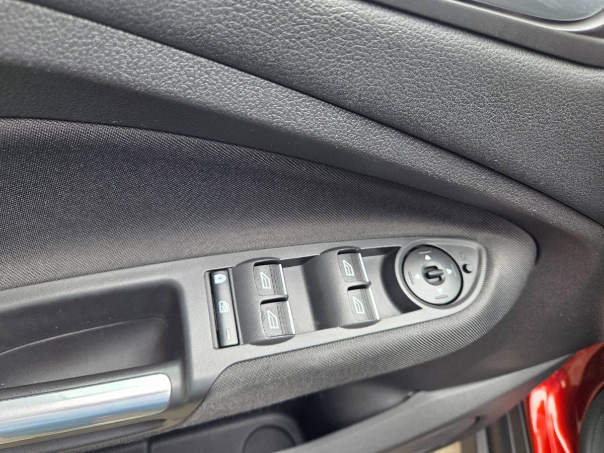 Ford C-MAX Ford C-Max 1.5 Titanium Trekhaak/ Parkeersensoren voor + achter/ Cruise control/ Stuur + stoelverwarming/ Rijklaarprijs!