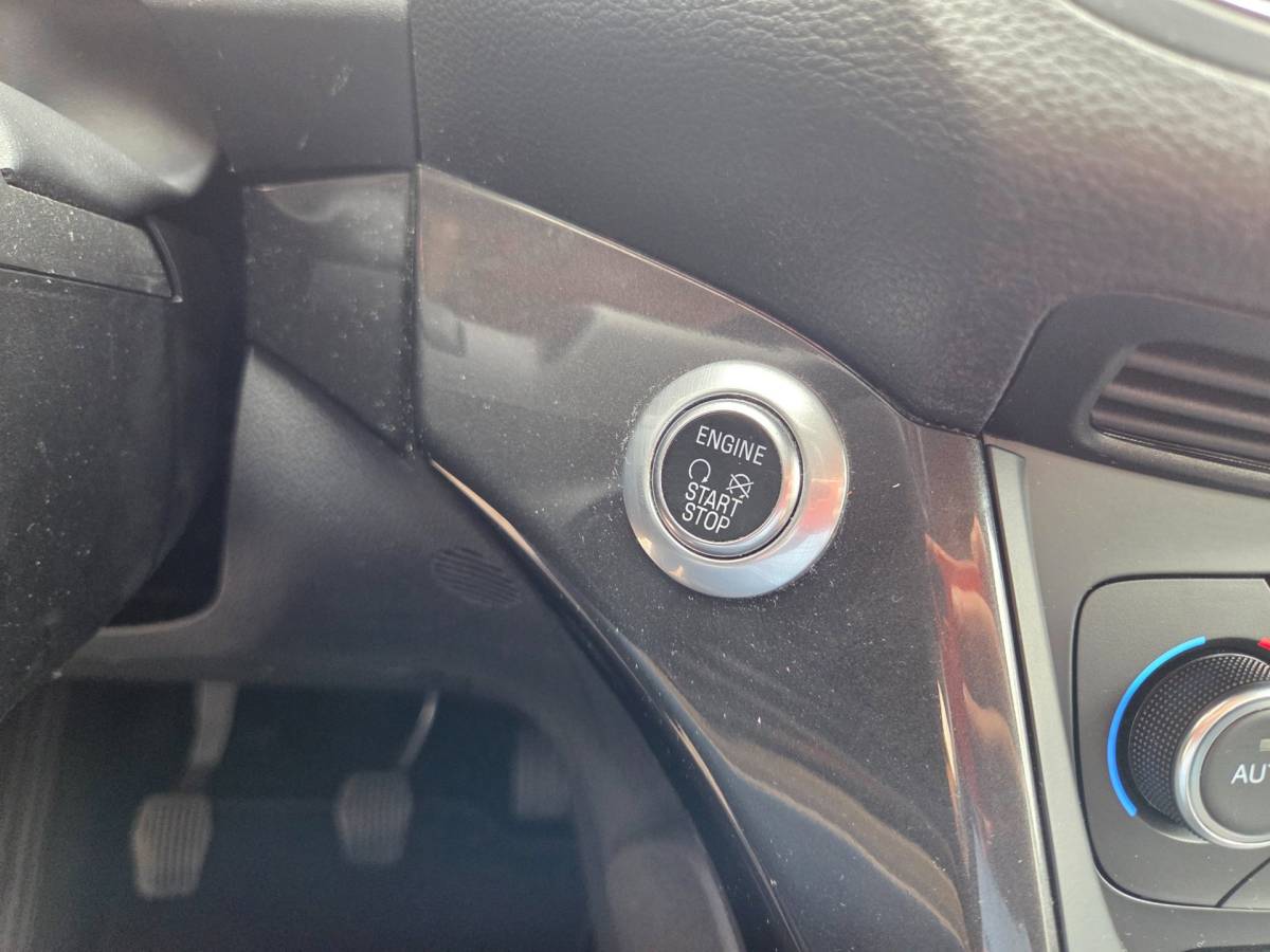 Ford C-MAX Ford C-Max 1.5 Titanium Trekhaak/ Parkeersensoren voor + achter/ Cruise control/ Stuur + stoelverwarming/ Rijklaarprijs!
