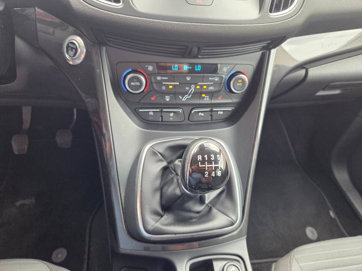 Ford C-MAX Ford C-Max 1.5 Titanium Trekhaak/ Parkeersensoren voor + achter/ Cruise control/ Stuur + stoelverwarming/ Rijklaarprijs!