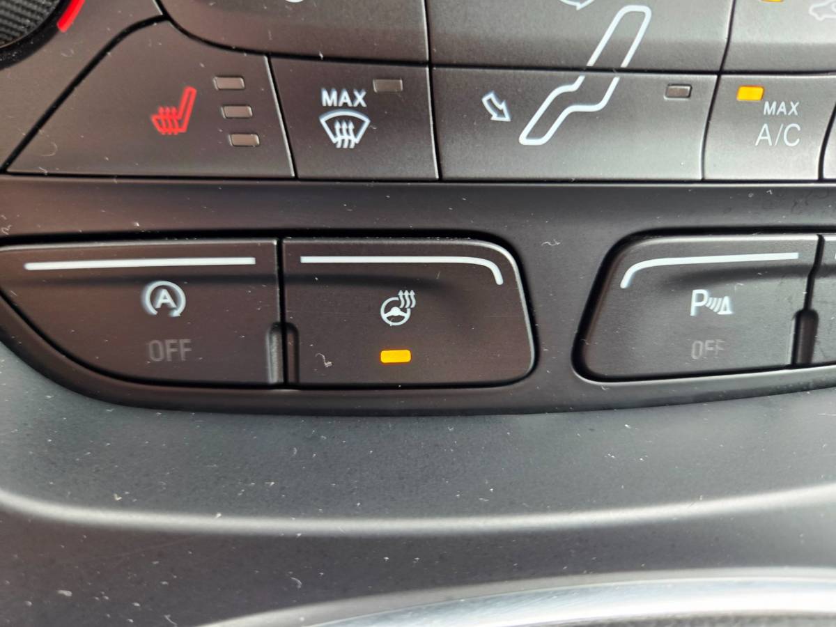 Ford C-MAX Ford C-Max 1.5 Titanium Trekhaak/ Parkeersensoren voor + achter/ Cruise control/ Stuur + stoelverwarming/ Rijklaarprijs!