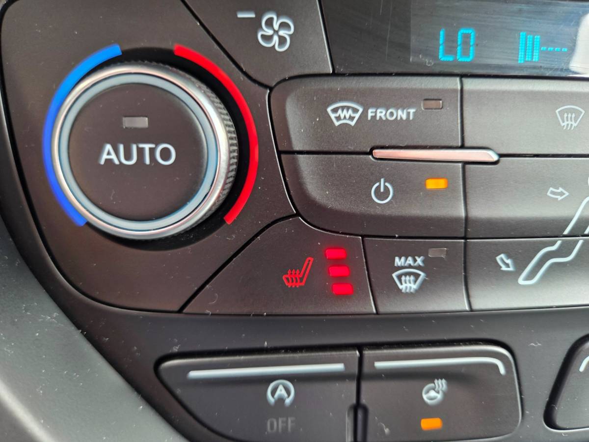 Ford C-MAX Ford C-Max 1.5 Titanium Trekhaak/ Parkeersensoren voor + achter/ Cruise control/ Stuur + stoelverwarming/ Rijklaarprijs!