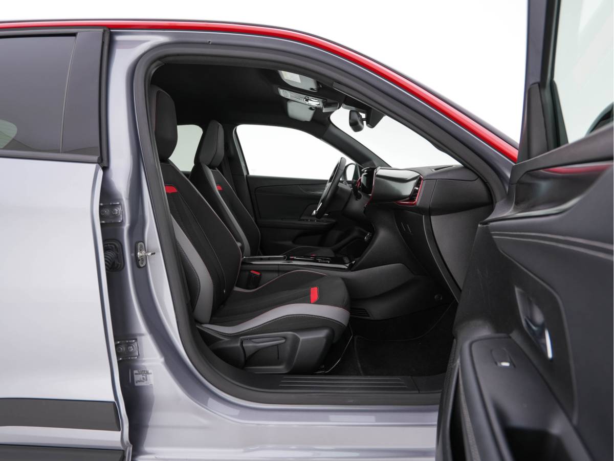 Opel Mokka-e Opel Mokka Electric Level 4 50 kWh [3-Fase-11kW] {SoH-95%} (INCL.BTW) Aut. *HEATPUMP | LEATHER-FABRIC | DIGI-COCKPIT | FULL-LED | CAMERA | COMFORTSEATS | KEYLESS | DAB+ | ECC | CRUISE | 17”ALU*