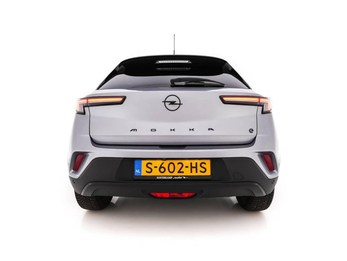 Opel Mokka-e Opel Mokka Electric Level 4 50 kWh [3-Fase-11kW] {SoH-95%} (INCL.BTW) Aut. *HEATPUMP | LEATHER-FABRIC | DIGI-COCKPIT | FULL-LED | CAMERA | COMFORTSEATS | KEYLESS | DAB+ | ECC | CRUISE | 17”ALU*