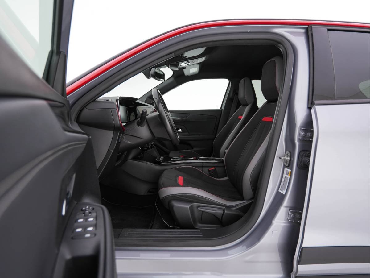 Opel Mokka-e Opel Mokka Electric Level 4 50 kWh [3-Fase-11kW] {SoH-95%} (INCL.BTW) Aut. *HEATPUMP | LEATHER-FABRIC | DIGI-COCKPIT | FULL-LED | CAMERA | COMFORTSEATS | KEYLESS | DAB+ | ECC | CRUISE | 17”ALU*