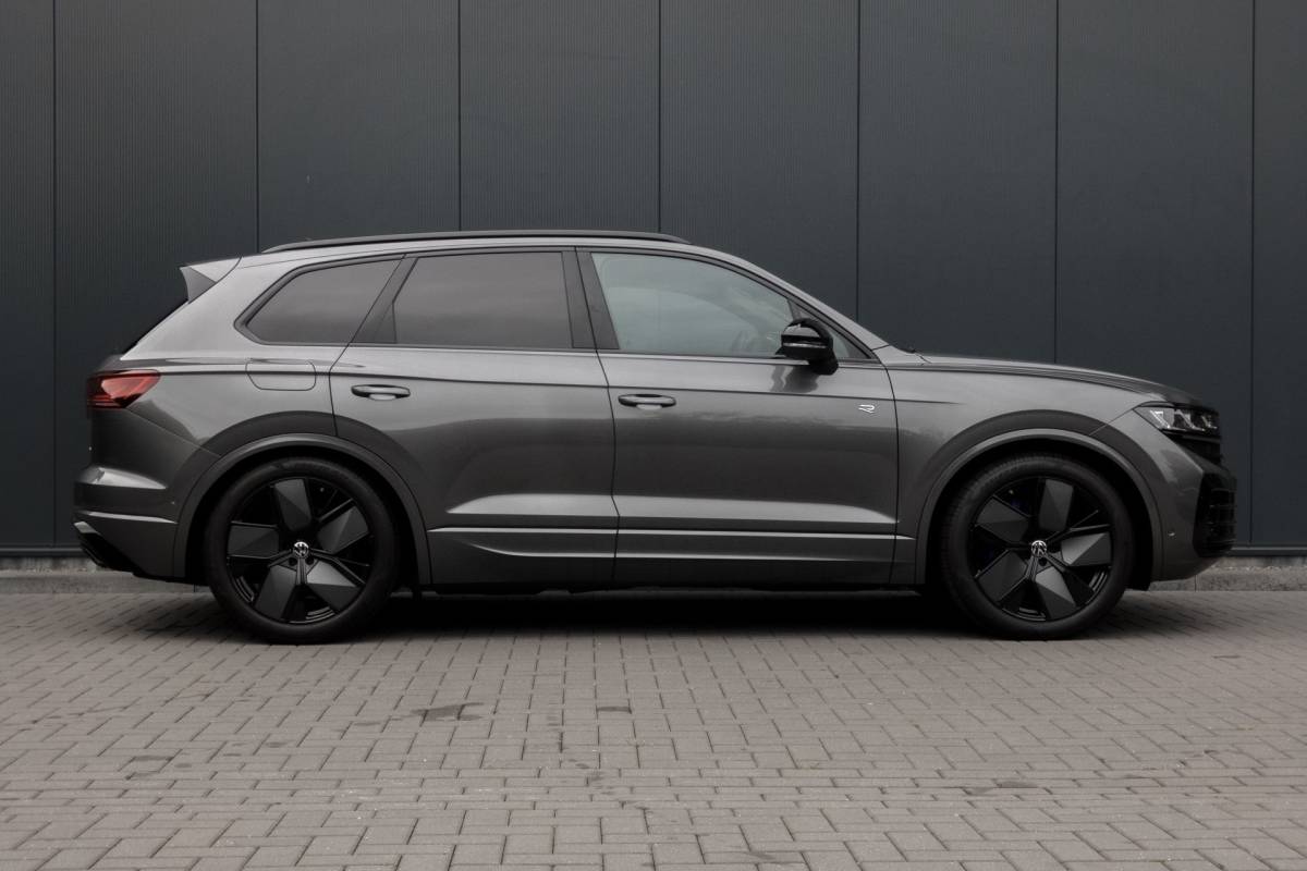Volkswagen Touareg Volkswagen Touareg 3.0 TSi eHybrid 4MOTION R | Panoramadak | Luchtvering | 360°| HUD | Stoelverwarming & -ventilatie