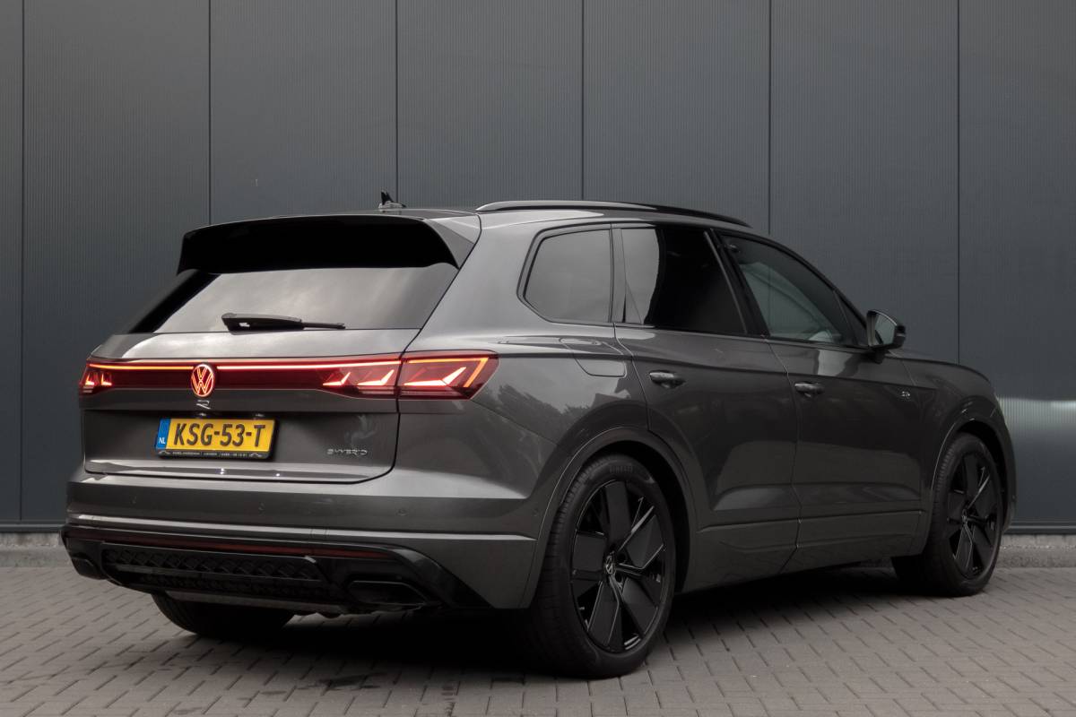 Volkswagen Touareg Volkswagen Touareg 3.0 TSi eHybrid 4MOTION R | Panoramadak | Luchtvering | 360°| HUD | Stoelverwarming & -ventilatie