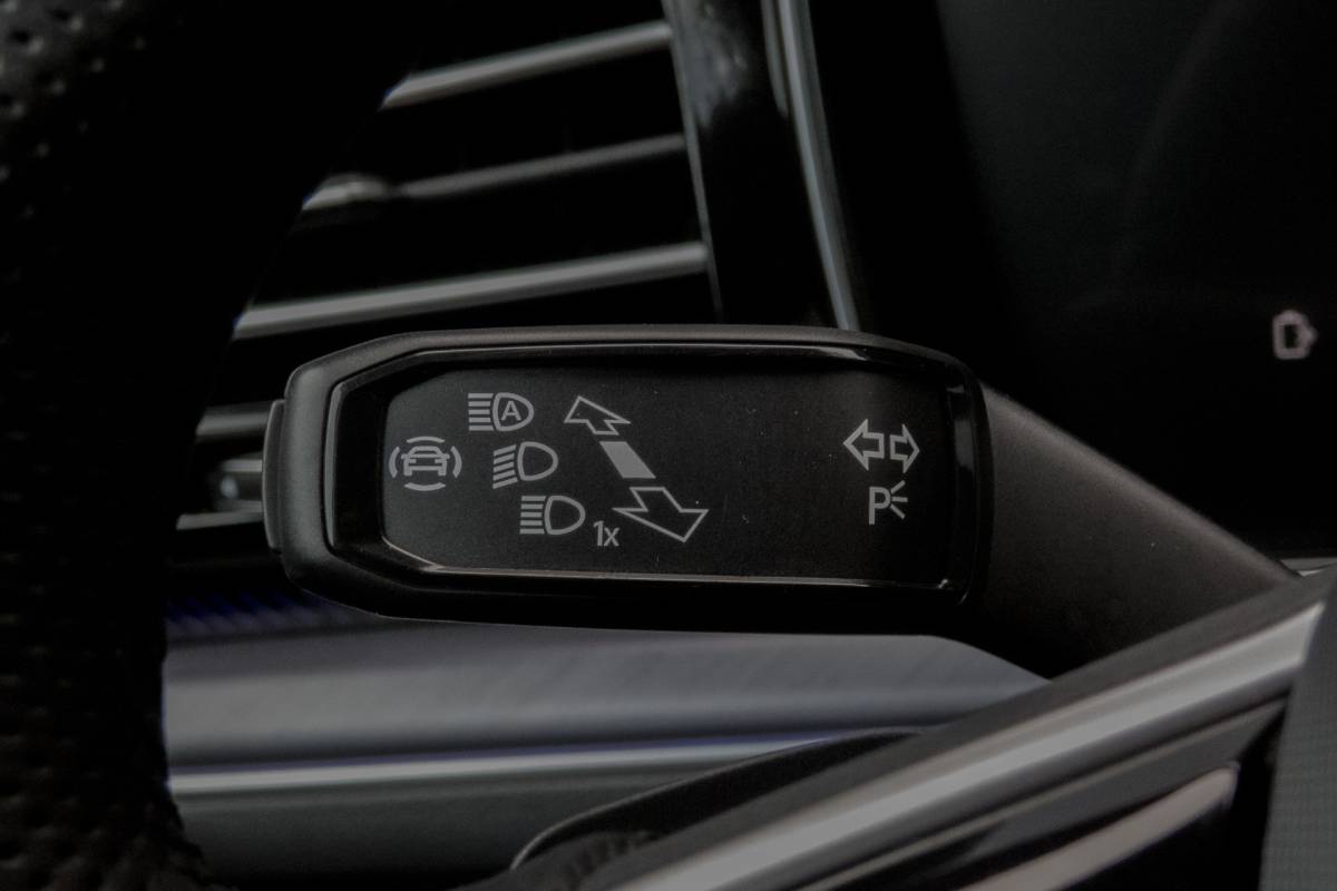 Volkswagen Touareg Volkswagen Touareg 3.0 TSi eHybrid 4MOTION R | Panoramadak | Luchtvering | 360°| HUD | Stoelverwarming & -ventilatie