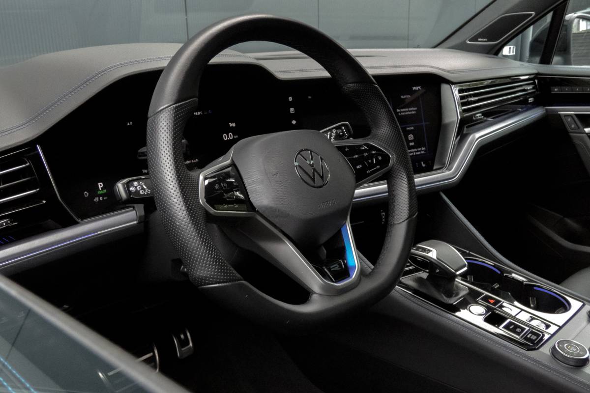 Volkswagen Touareg Volkswagen Touareg 3.0 TSi eHybrid 4MOTION R | Panoramadak | Luchtvering | 360°| HUD | Stoelverwarming & -ventilatie