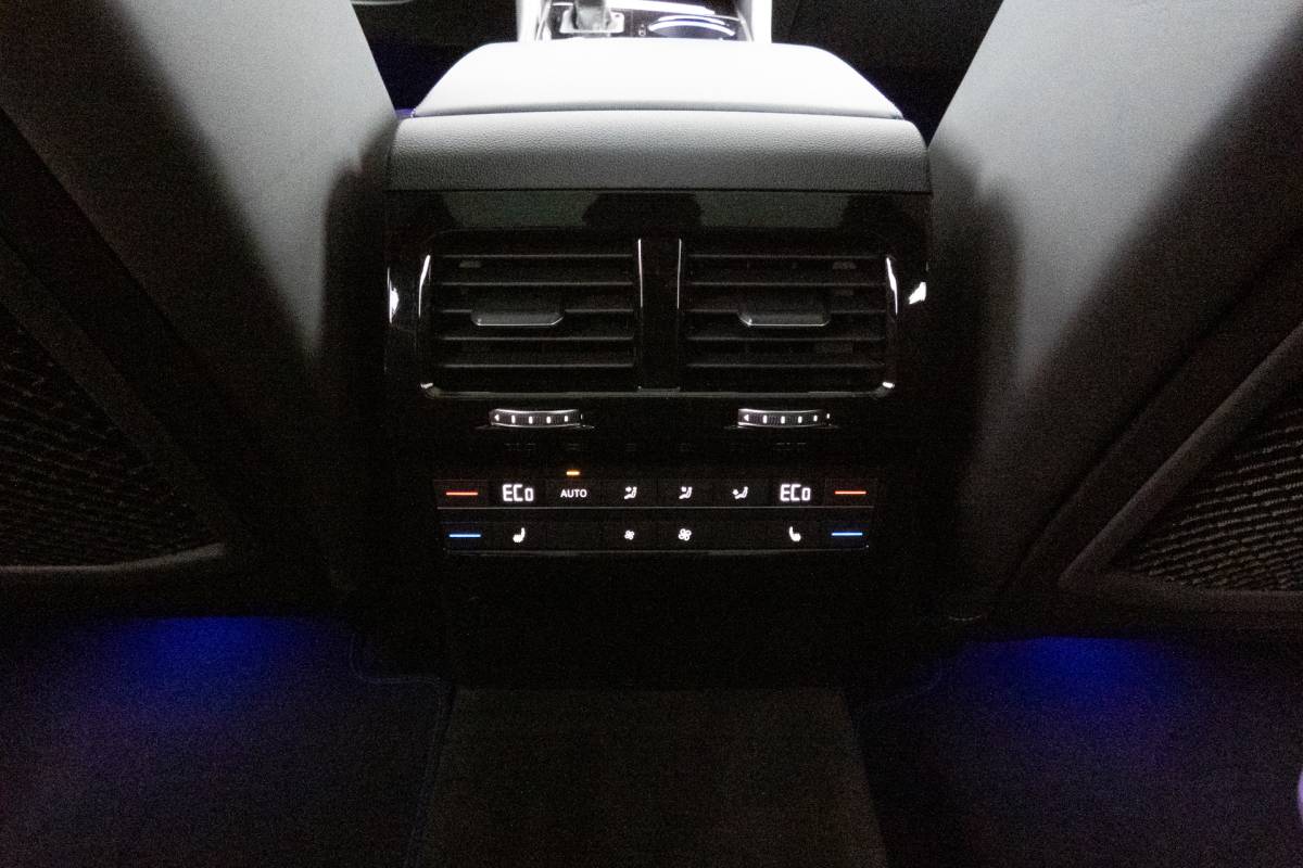 Volkswagen Touareg Volkswagen Touareg 3.0 TSi eHybrid 4MOTION R | Panoramadak | Luchtvering | 360°| HUD | Stoelverwarming & -ventilatie