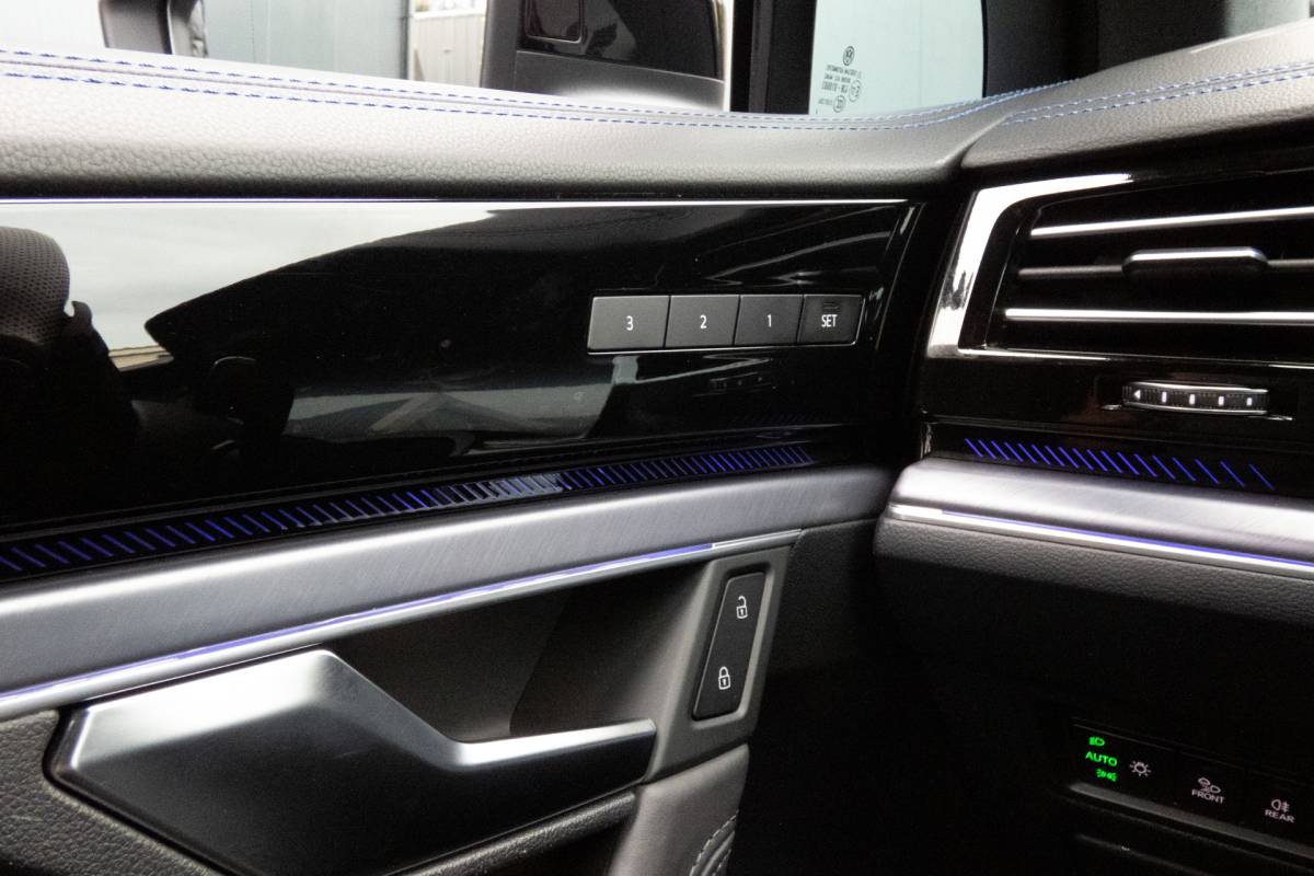 Volkswagen Touareg Volkswagen Touareg 3.0 TSi eHybrid 4MOTION R | Panoramadak | Luchtvering | 360°| HUD | Stoelverwarming & -ventilatie