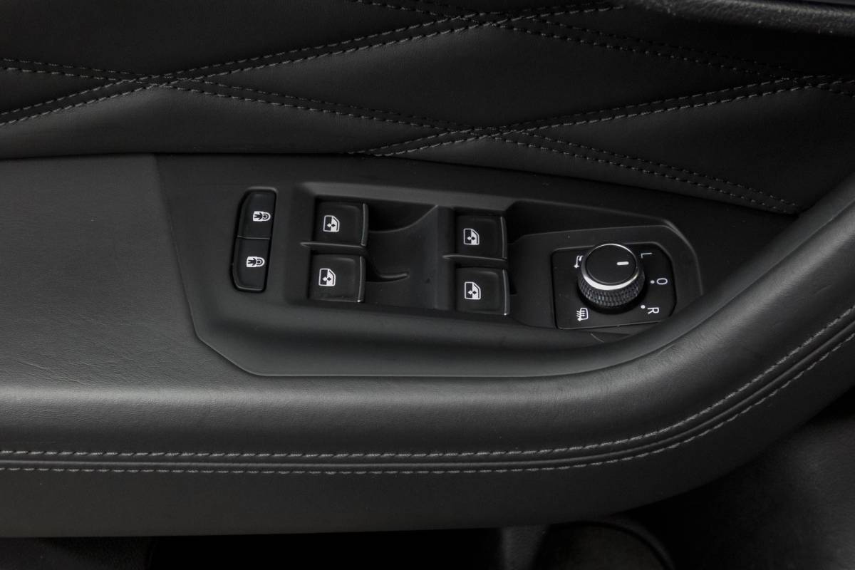 Volkswagen Touareg Volkswagen Touareg 3.0 TSi eHybrid 4MOTION R | Panoramadak | Luchtvering | 360°| HUD | Stoelverwarming & -ventilatie