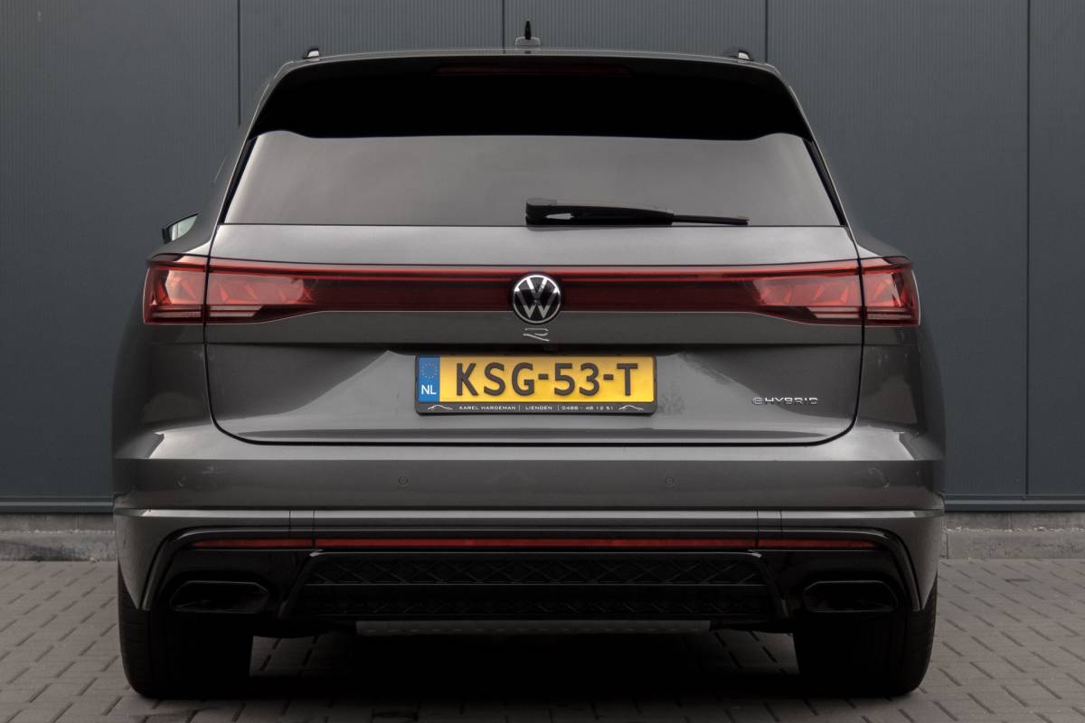 Volkswagen Touareg Volkswagen Touareg 3.0 TSi eHybrid 4MOTION R | Panoramadak | Luchtvering | 360°| HUD | Stoelverwarming & -ventilatie
