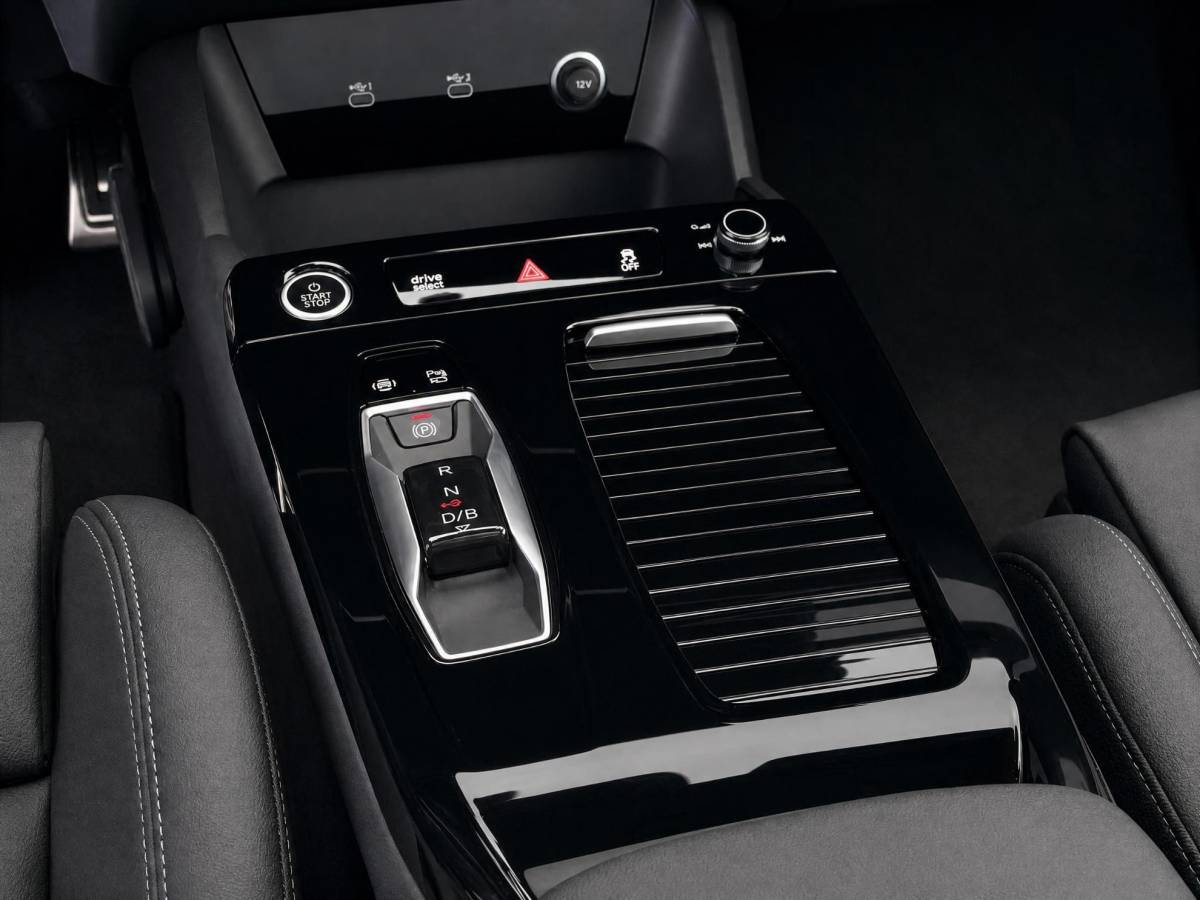 Audi Q6 e-tron Audi Q6 e-tron S edition performance 100 kWh 306 PK · Tech pro · Glazen panoramadak · Trekhaak elek. wegklapbaar · Optiekpakket zwart