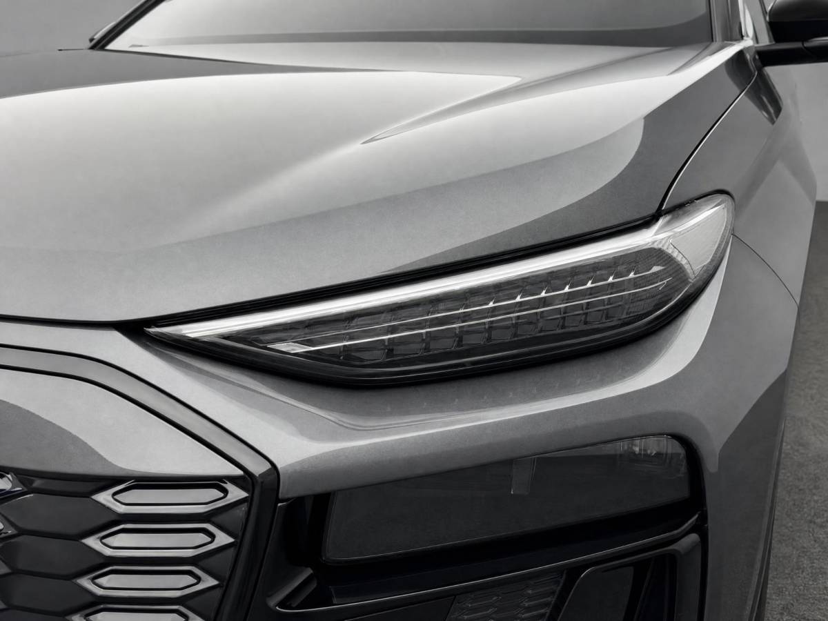 Audi Q6 e-tron Audi Q6 e-tron S edition performance 100 kWh 306 PK · Tech pro · Glazen panoramadak · Trekhaak elek. wegklapbaar · Optiekpakket zwart