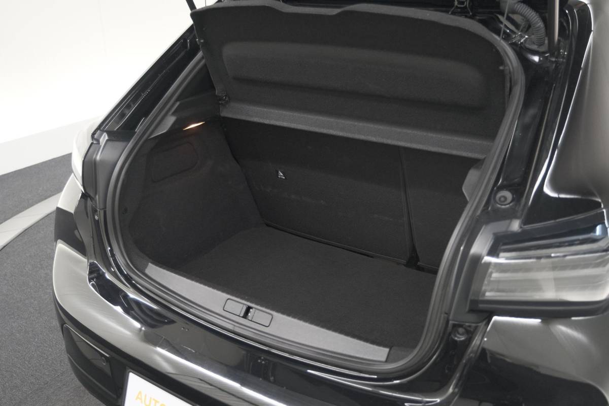 Peugeot 208 Peugeot 208 1.2 Hybrid 145 e-DCS6 GT | Alcantara Pakket | Camera | Apple Carplay | Stoelverwarming