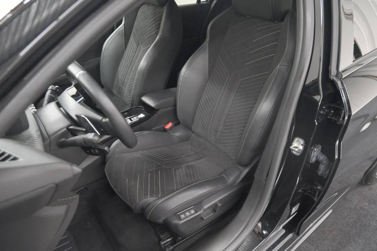 Peugeot 208 Peugeot 208 1.2 Hybrid 145 e-DCS6 GT | Alcantara Pakket | Camera | Apple Carplay | Stoelverwarming
