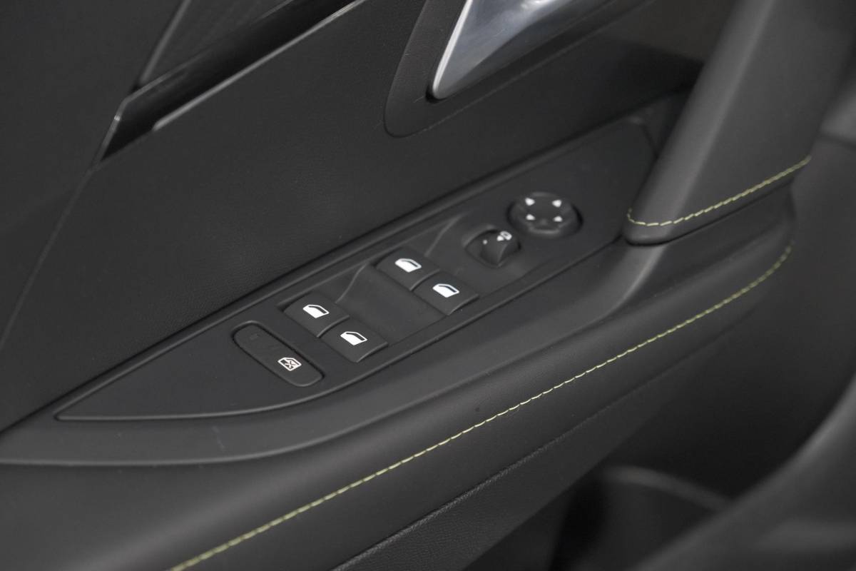 Peugeot 208 Peugeot 208 1.2 Hybrid 145 e-DCS6 GT | Alcantara Pakket | Camera | Apple Carplay | Stoelverwarming