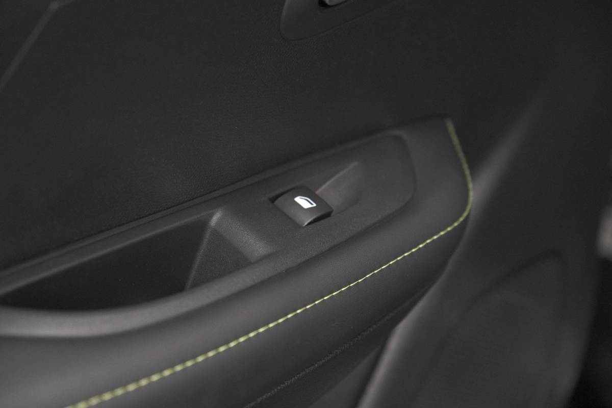 Peugeot 208 Peugeot 208 1.2 Hybrid 145 e-DCS6 GT | Alcantara Pakket | Camera | Apple Carplay | Stoelverwarming
