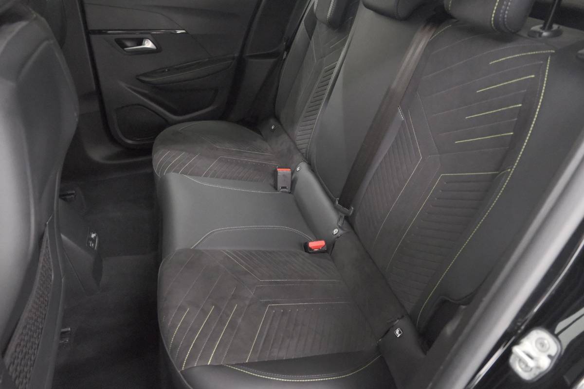 Peugeot 208 Peugeot 208 1.2 Hybrid 145 e-DCS6 GT | Alcantara Pakket | Camera | Apple Carplay | Stoelverwarming
