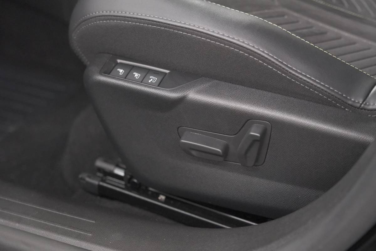 Peugeot 208 Peugeot 208 1.2 Hybrid 145 e-DCS6 GT | Alcantara Pakket | Camera | Apple Carplay | Stoelverwarming