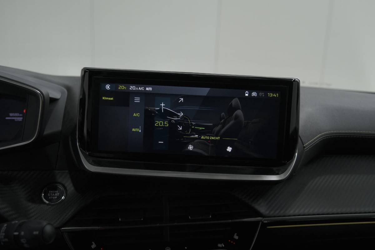 Peugeot 208 Peugeot 208 1.2 Hybrid 145 e-DCS6 GT | Alcantara Pakket | Camera | Apple Carplay | Stoelverwarming