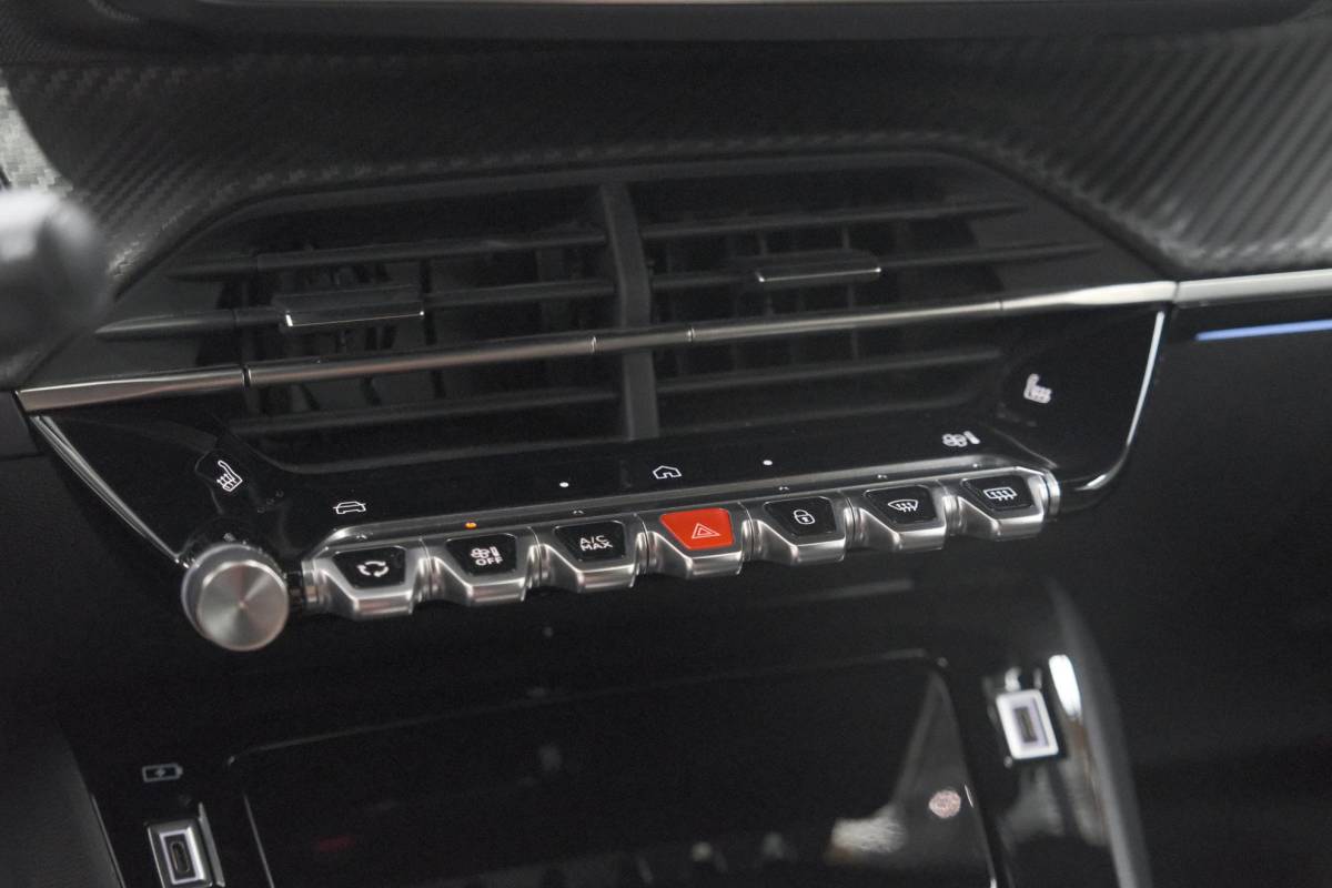 Peugeot 208 Peugeot 208 1.2 Hybrid 145 e-DCS6 GT | Alcantara Pakket | Camera | Apple Carplay | Stoelverwarming