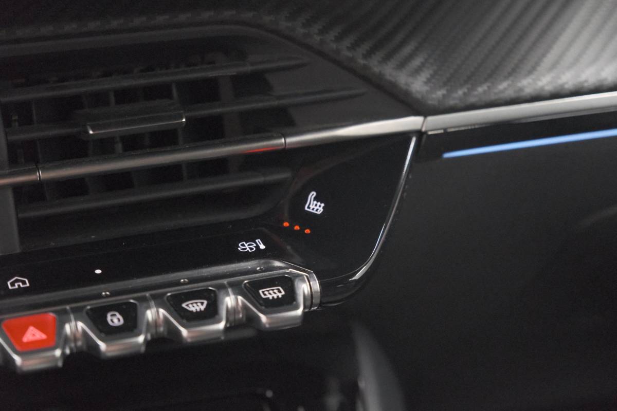 Peugeot 208 Peugeot 208 1.2 Hybrid 145 e-DCS6 GT | Alcantara Pakket | Camera | Apple Carplay | Stoelverwarming