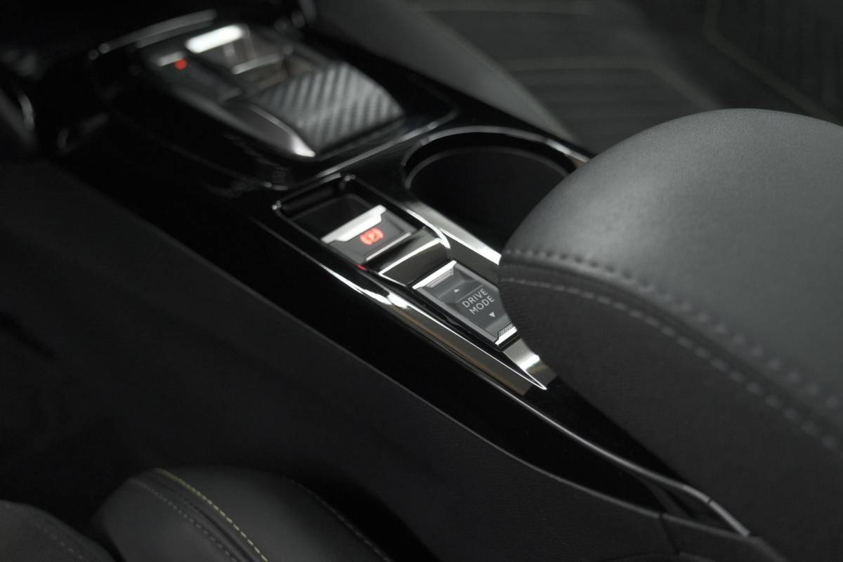 Peugeot 208 Peugeot 208 1.2 Hybrid 145 e-DCS6 GT | Alcantara Pakket | Camera | Apple Carplay | Stoelverwarming