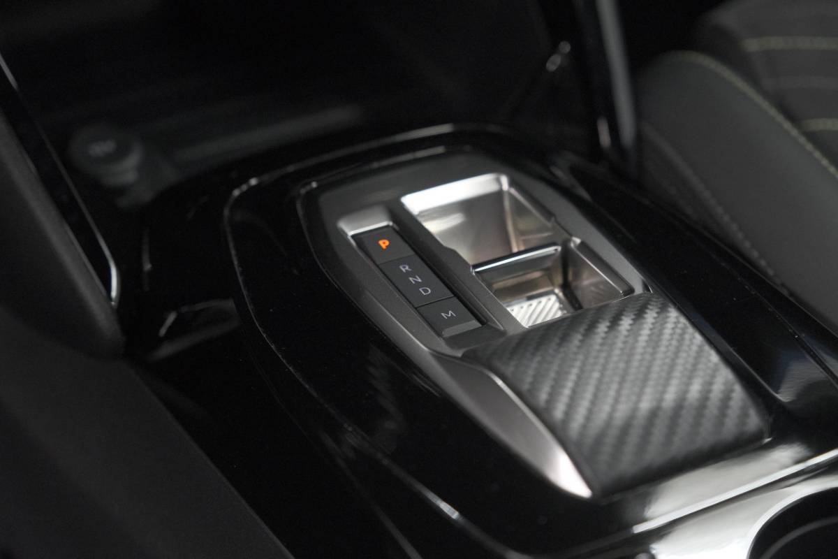 Peugeot 208 Peugeot 208 1.2 Hybrid 145 e-DCS6 GT | Alcantara Pakket | Camera | Apple Carplay | Stoelverwarming