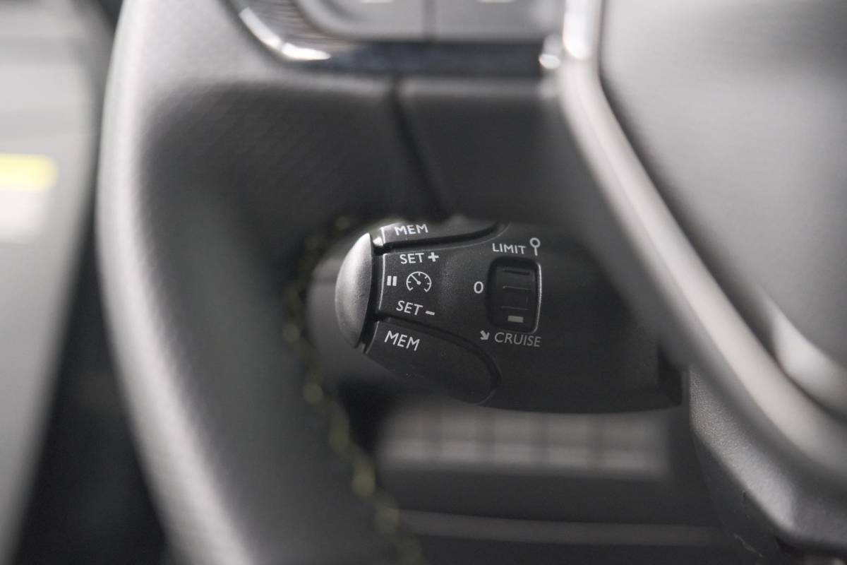 Peugeot 208 Peugeot 208 1.2 Hybrid 145 e-DCS6 GT | Alcantara Pakket | Camera | Apple Carplay | Stoelverwarming