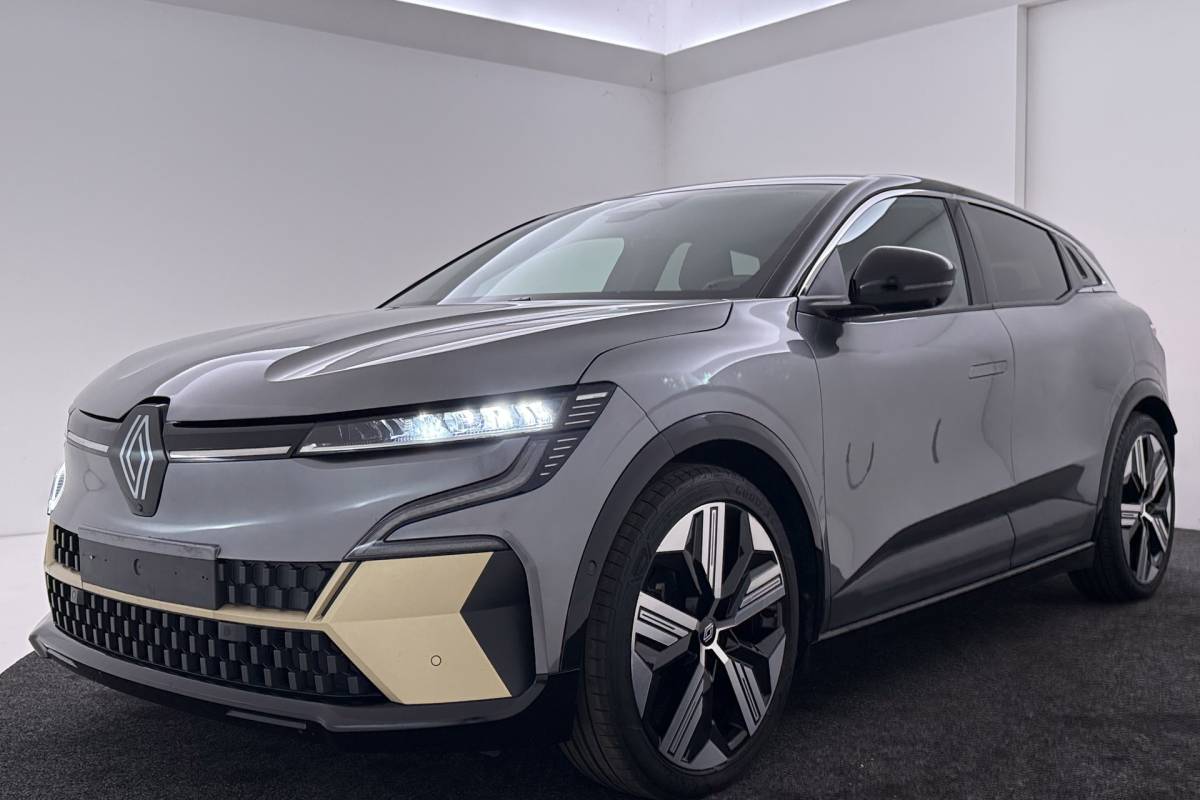 Renault Megane E-Tech Renault Megane E-Tech EV60 Optimum Charge Iconic | Org. NL | Android Automotive | CarPlay | Massage | Stoelverwarming | 360 Camera