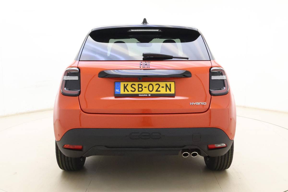 Fiat 600 Fiat 600 1.2 Turbo 145pk Hybrid Automaat Sport | DEMO | Navigatie | Achteruitrijcamera | Elektrische achterklep | LED Matrix koplampen | Sportief interieur | 18″ Lichtmetalen velgen | Zwart dak
