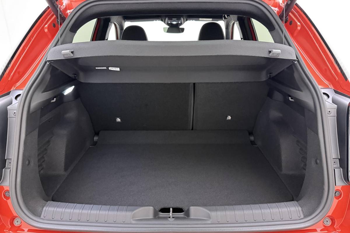Fiat 600 Fiat 600 1.2 Turbo 145pk Hybrid Automaat Sport | DEMO | Navigatie | Achteruitrijcamera | Elektrische achterklep | LED Matrix koplampen | Sportief interieur | 18″ Lichtmetalen velgen | Zwart dak