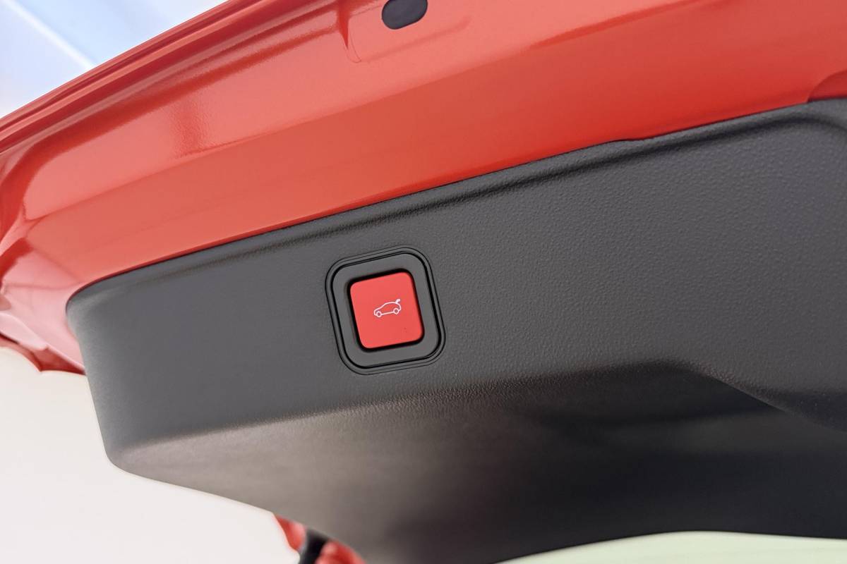 Fiat 600 Fiat 600 1.2 Turbo 145pk Hybrid Automaat Sport | DEMO | Navigatie | Achteruitrijcamera | Elektrische achterklep | LED Matrix koplampen | Sportief interieur | 18″ Lichtmetalen velgen | Zwart dak
