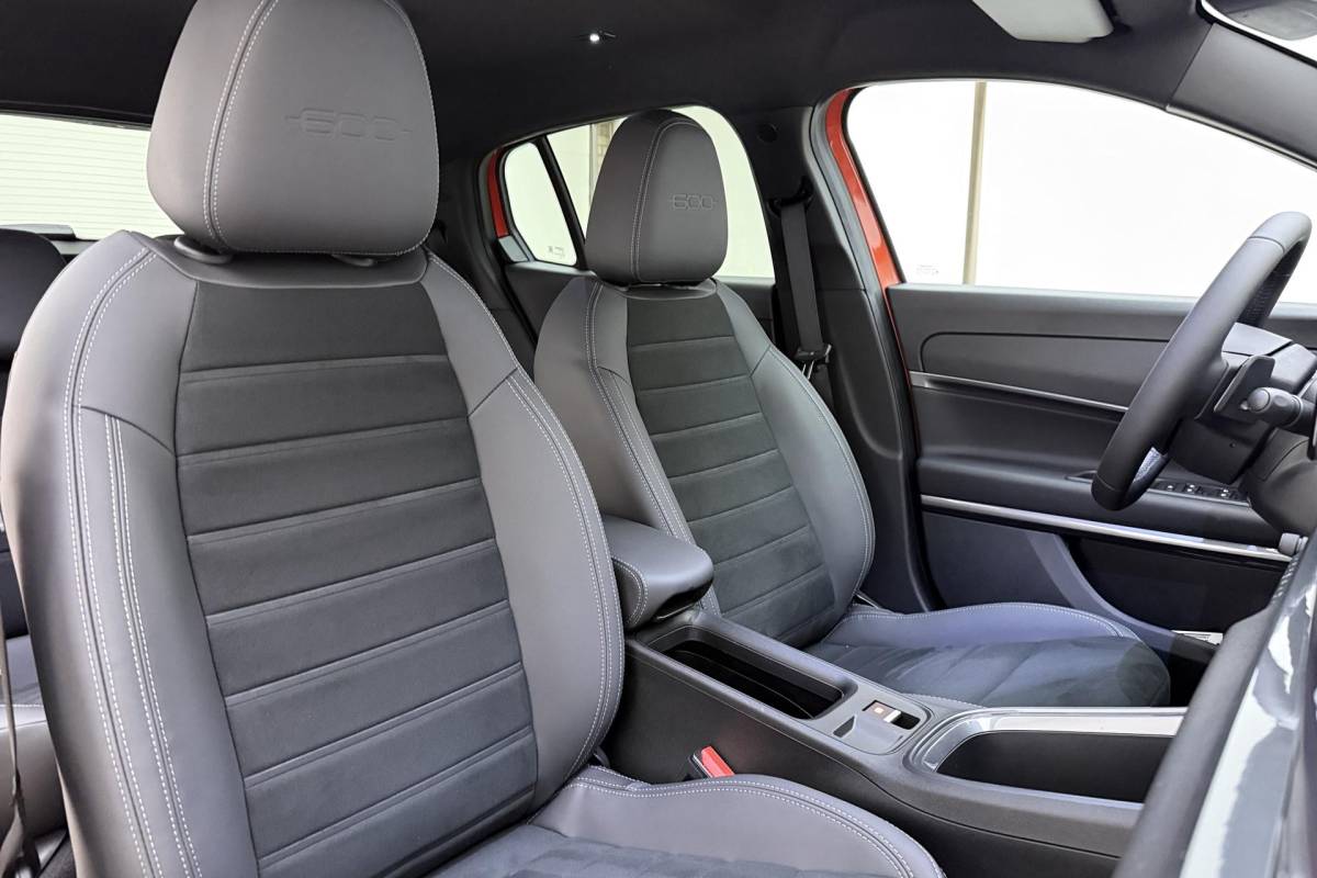 Fiat 600 Fiat 600 1.2 Turbo 145pk Hybrid Automaat Sport | DEMO | Navigatie | Achteruitrijcamera | Elektrische achterklep | LED Matrix koplampen | Sportief interieur | 18″ Lichtmetalen velgen | Zwart dak