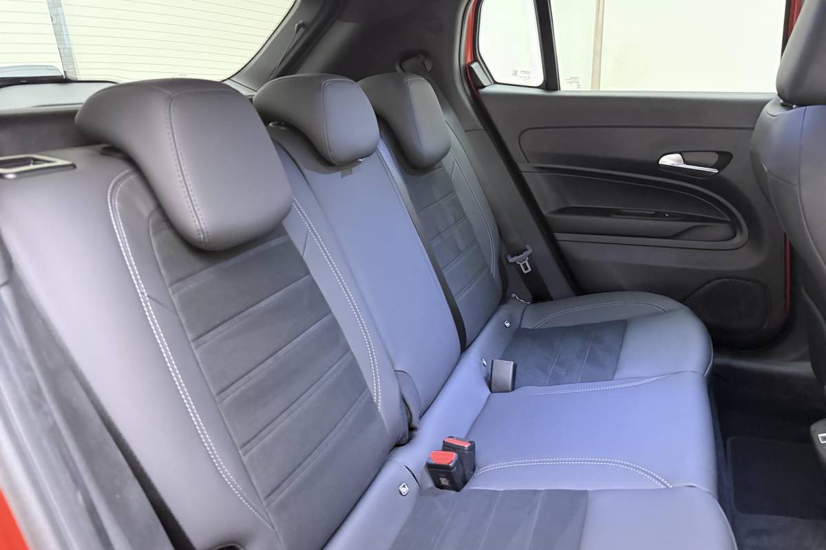 Fiat 600 Fiat 600 1.2 Turbo 145pk Hybrid Automaat Sport | DEMO | Navigatie | Achteruitrijcamera | Elektrische achterklep | LED Matrix koplampen | Sportief interieur | 18″ Lichtmetalen velgen | Zwart dak