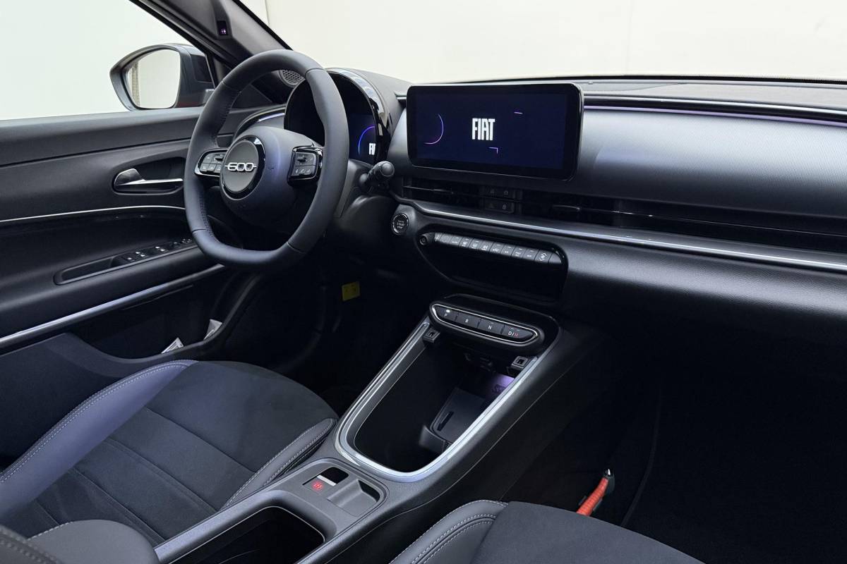 Fiat 600 Fiat 600 1.2 Turbo 145pk Hybrid Automaat Sport | DEMO | Navigatie | Achteruitrijcamera | Elektrische achterklep | LED Matrix koplampen | Sportief interieur | 18″ Lichtmetalen velgen | Zwart dak