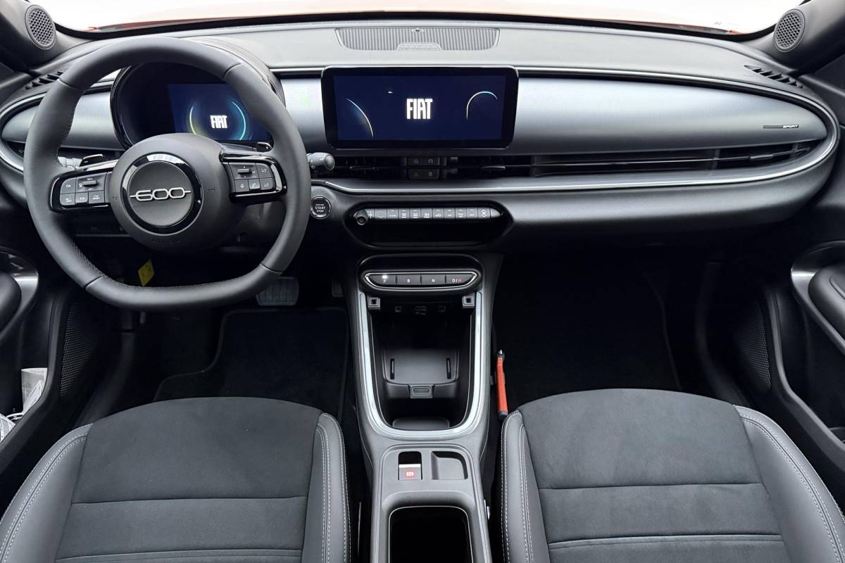 Fiat 600 Fiat 600 1.2 Turbo 145pk Hybrid Automaat Sport | DEMO | Navigatie | Achteruitrijcamera | Elektrische achterklep | LED Matrix koplampen | Sportief interieur | 18″ Lichtmetalen velgen | Zwart dak