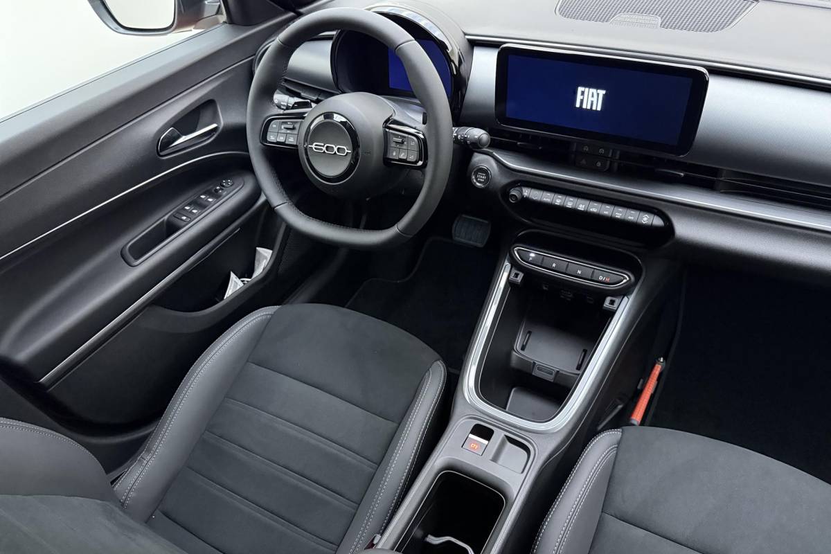 Fiat 600 Fiat 600 1.2 Turbo 145pk Hybrid Automaat Sport | DEMO | Navigatie | Achteruitrijcamera | Elektrische achterklep | LED Matrix koplampen | Sportief interieur | 18″ Lichtmetalen velgen | Zwart dak