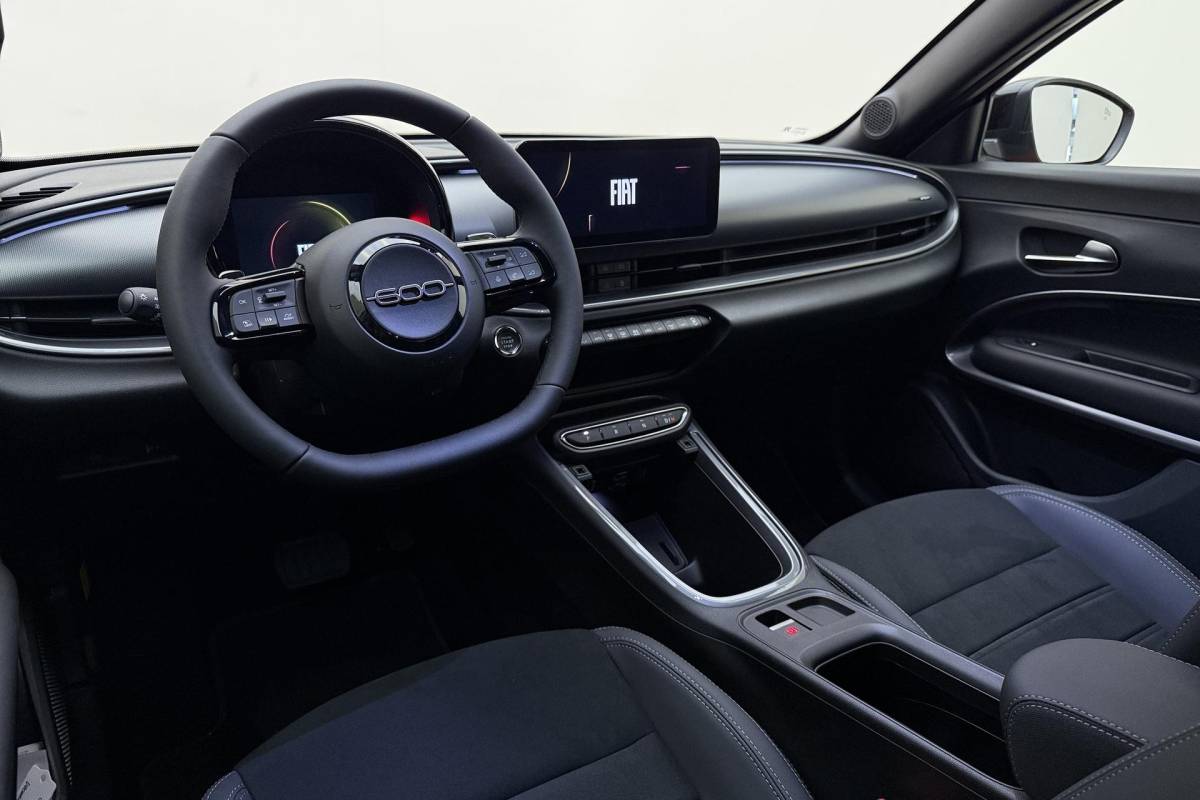 Fiat 600 Fiat 600 1.2 Turbo 145pk Hybrid Automaat Sport | DEMO | Navigatie | Achteruitrijcamera | Elektrische achterklep | LED Matrix koplampen | Sportief interieur | 18″ Lichtmetalen velgen | Zwart dak