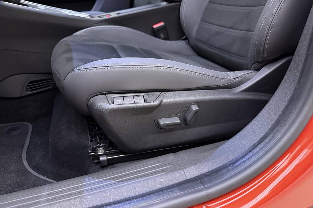 Fiat 600 Fiat 600 1.2 Turbo 145pk Hybrid Automaat Sport | DEMO | Navigatie | Achteruitrijcamera | Elektrische achterklep | LED Matrix koplampen | Sportief interieur | 18″ Lichtmetalen velgen | Zwart dak