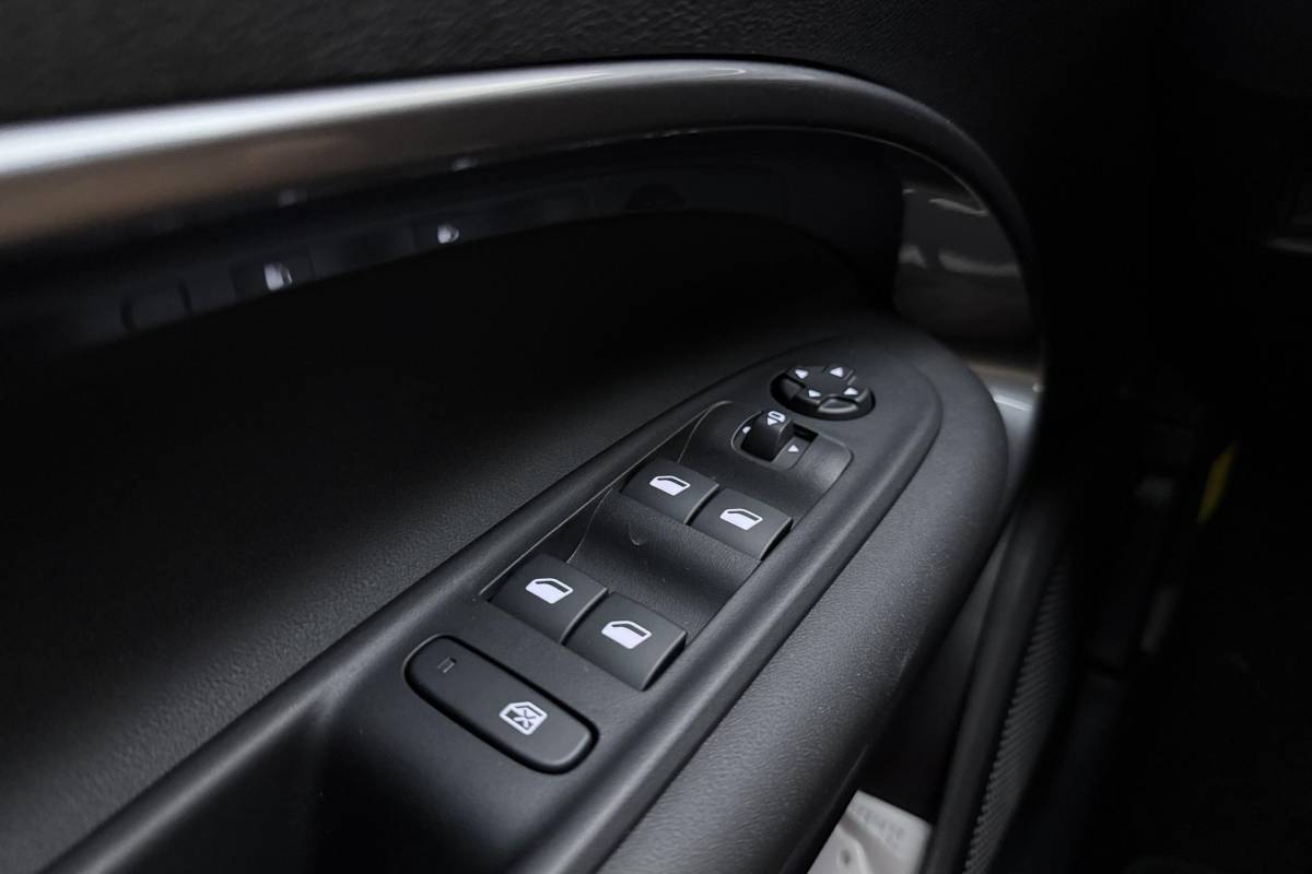 Fiat 600 Fiat 600 1.2 Turbo 145pk Hybrid Automaat Sport | DEMO | Navigatie | Achteruitrijcamera | Elektrische achterklep | LED Matrix koplampen | Sportief interieur | 18″ Lichtmetalen velgen | Zwart dak