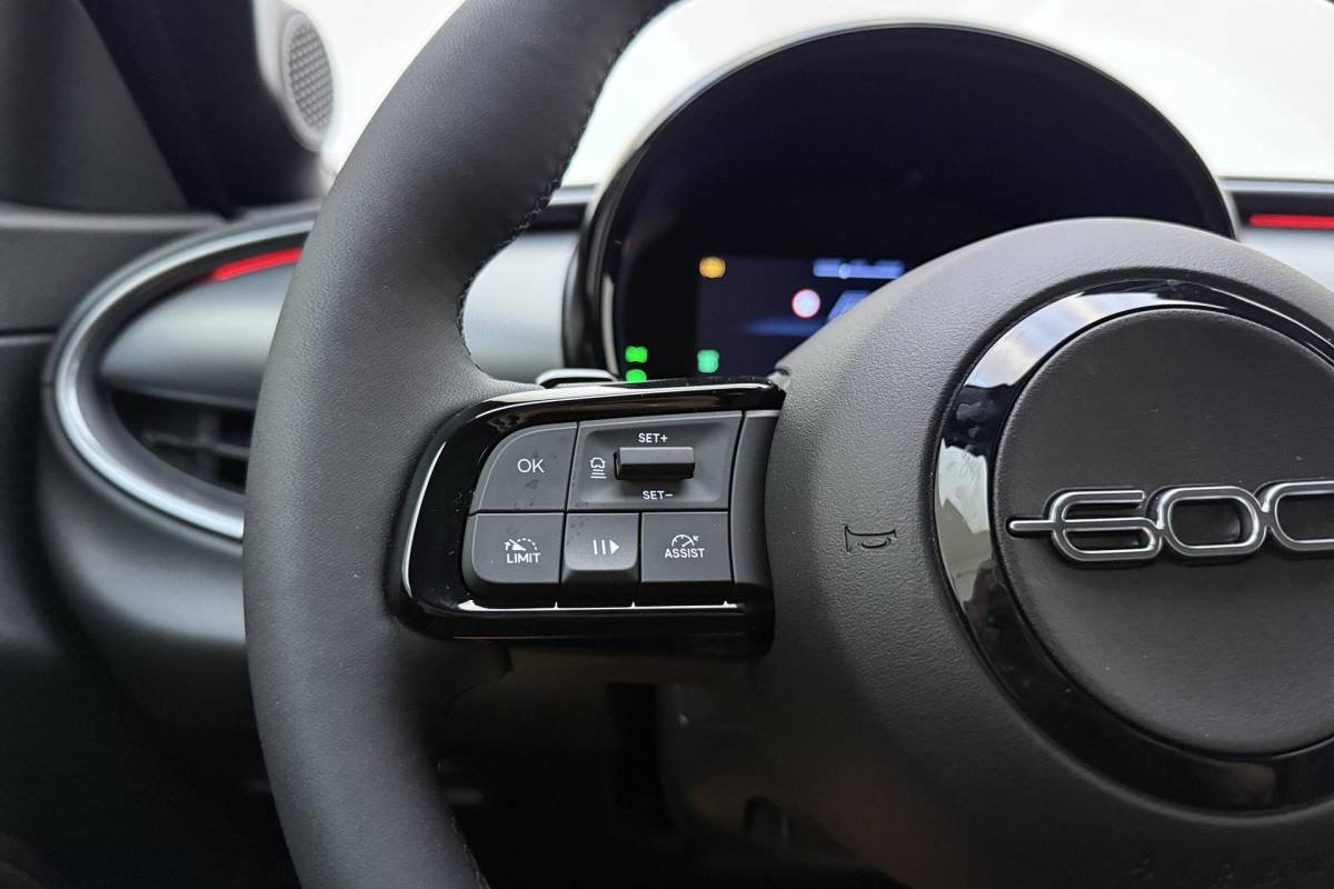 Fiat 600 Fiat 600 1.2 Turbo 145pk Hybrid Automaat Sport | DEMO | Navigatie | Achteruitrijcamera | Elektrische achterklep | LED Matrix koplampen | Sportief interieur | 18″ Lichtmetalen velgen | Zwart dak