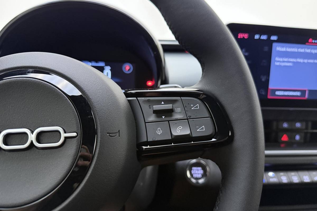 Fiat 600 Fiat 600 1.2 Turbo 145pk Hybrid Automaat Sport | DEMO | Navigatie | Achteruitrijcamera | Elektrische achterklep | LED Matrix koplampen | Sportief interieur | 18″ Lichtmetalen velgen | Zwart dak