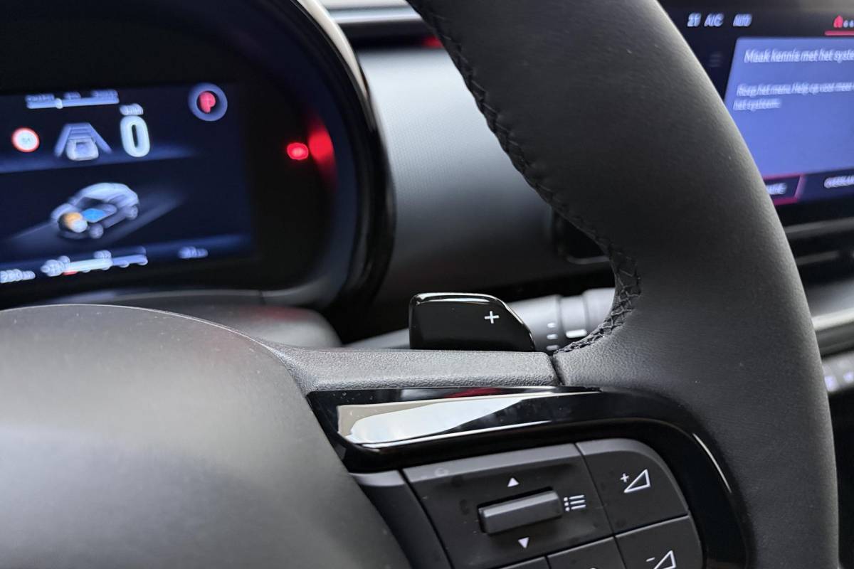 Fiat 600 Fiat 600 1.2 Turbo 145pk Hybrid Automaat Sport | DEMO | Navigatie | Achteruitrijcamera | Elektrische achterklep | LED Matrix koplampen | Sportief interieur | 18″ Lichtmetalen velgen | Zwart dak