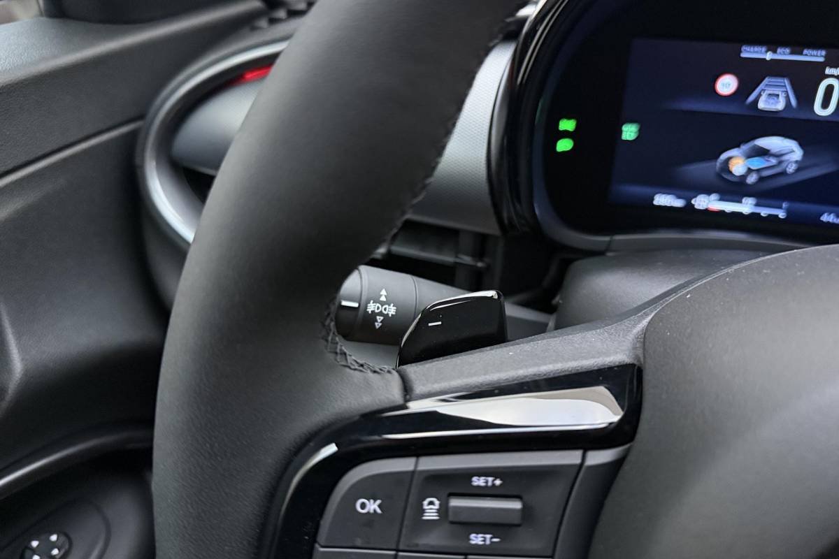 Fiat 600 Fiat 600 1.2 Turbo 145pk Hybrid Automaat Sport | DEMO | Navigatie | Achteruitrijcamera | Elektrische achterklep | LED Matrix koplampen | Sportief interieur | 18″ Lichtmetalen velgen | Zwart dak