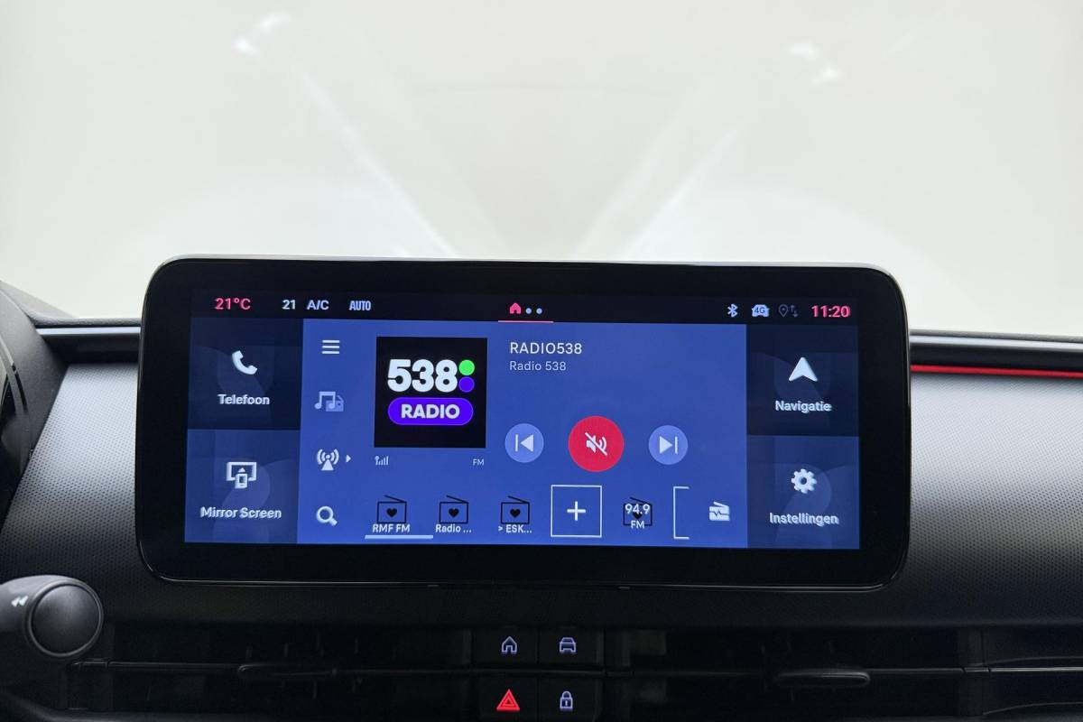 Fiat 600 Fiat 600 1.2 Turbo 145pk Hybrid Automaat Sport | DEMO | Navigatie | Achteruitrijcamera | Elektrische achterklep | LED Matrix koplampen | Sportief interieur | 18″ Lichtmetalen velgen | Zwart dak