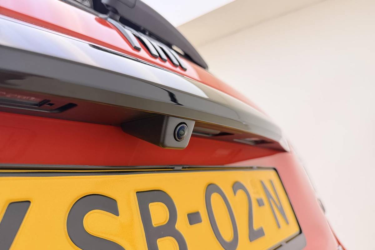 Fiat 600 Fiat 600 1.2 Turbo 145pk Hybrid Automaat Sport | DEMO | Navigatie | Achteruitrijcamera | Elektrische achterklep | LED Matrix koplampen | Sportief interieur | 18″ Lichtmetalen velgen | Zwart dak