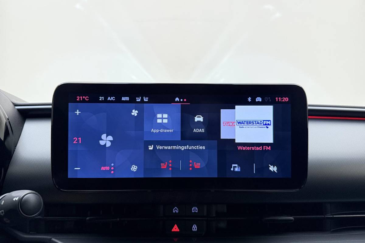 Fiat 600 Fiat 600 1.2 Turbo 145pk Hybrid Automaat Sport | DEMO | Navigatie | Achteruitrijcamera | Elektrische achterklep | LED Matrix koplampen | Sportief interieur | 18″ Lichtmetalen velgen | Zwart dak